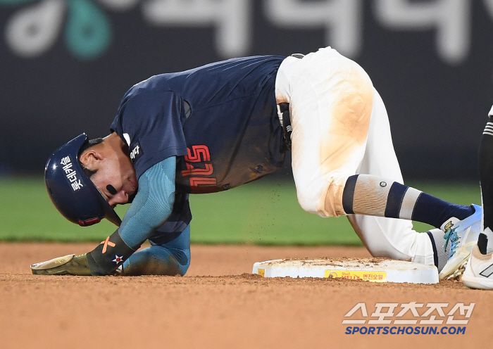 12일 수원 KT위즈파크에서 열린 롯데-KT전. 10회초 1사 1루 고승민 타석에서 1루주자 장두성이 견제구가 빠지자 2루로 진루했다. 하지만 그 상황에서 부상을 당해 고통스러워하고 있다. 수원=정재근 기자 cjg@sportschosun.com/2025.6.12/