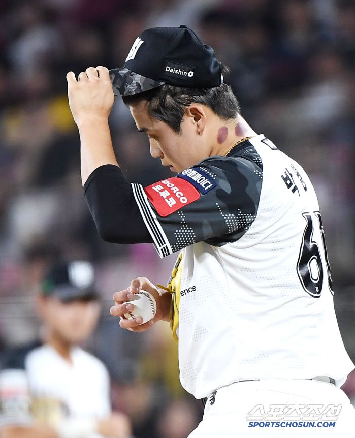 12일 수원 KT위즈파크에서 열린 롯데-KT전. 10회초 등판한 박영현이 4타자 연속 볼넷을 내주며 실점한 후 아쉬워하고 있다. 수원=정재근 기자 cjg@sportschosun.com/2025.6.12/