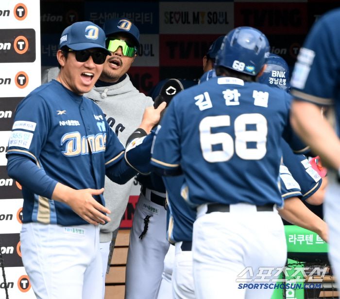 11일 잠실야구장에서 열린 NC와 두산의 더블헤더 1차전, 2회초 2사 만루 NC 권희동의 역전 3타점 2루타떄 득점한 3명이 주자들이 이호준 감독과 하이파이브를 하고 있다. 잠실=허상욱 기자wook@sportschosun.com/2025.05.11/