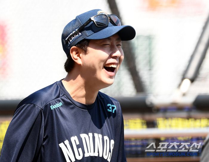 두 달 만에 NC 다이노스가 집으로 돌아왔다. 3월 29일 불의의 관람객 사고로 문을 닫은 지 두 달 만에 창원 NC 파크가 재개장했다. 30일 창원 NC 파크에서 열리는 한화와의 경기를 앞두고 NC 선수들이 홈구장에서 훈련을 소화했다. 박건우가 훈련 도중 웃음을 터트리고 있다. 창원=정재근 기자 cjg@sportschosun.com/2025.5.30/