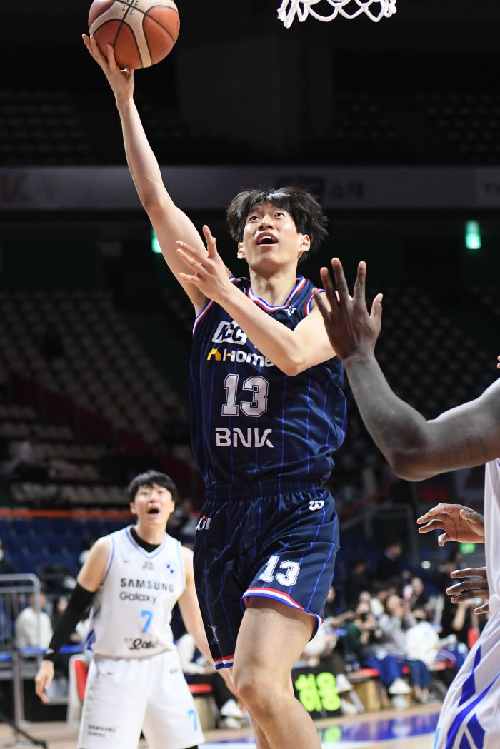 KCC의 고졸 신인 이찬영. 사진제공=KBL