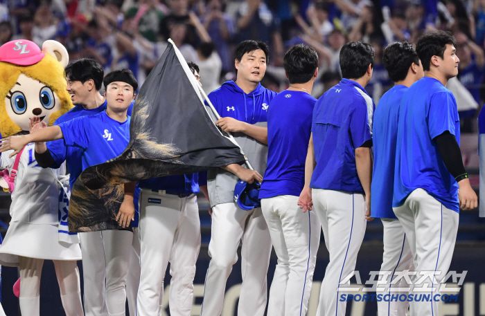 12일 광주 기아챔피언스필드에서 열린 KBO리그 KIA와 삼성의 경기. 삼성이 KIA에 2대 1로 승리하며 위닝시리즈를 달성했다. 경기 종료 후 승리의 기쁨을 나누고 있는 김태훈. 광주=송정헌 기자songs@sportschosun.com/2025.06.12/