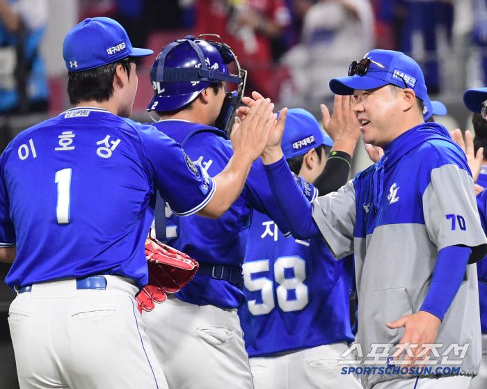 12일 광주 기아챔피언스필드에서 열린 KBO리그 KIA와 삼성의 경기. 삼성이 KIA에 2대 1로 승리하며 위닝시리즈를 달성했다. 경기 종료 후 이호성과 하이파이브를 나누고 있는 박진만 감독. 광주=송정헌 기자songs@sportschosun.com/2025.06.12/