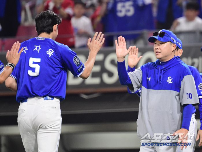 12일 광주 기아챔피언스필드에서 열린 KBO리그 KIA와 삼성의 경기. 삼성이 KIA에 2대 1로 승리하며 위닝시리즈를 달성했다. 경기 종료 후 구자욱과 하이파이브를 나누고 있는 박진만 감독. 광주=송정헌 기자songs@sportschosun.com/2025.06.12/