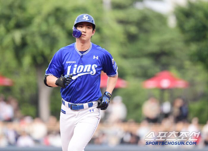 12일 광주 기아챔피언스필드에서 열린 KBO리그 KIA와 삼성의 경기. 1회초 삼성 구자욱이 KIA 윤영철을 상대로 투런홈런을 날렸다. 그라운드를 돌고 있는 구자욱. 광주=송정헌 기자songs@sportschosun.com/2025.06.12/