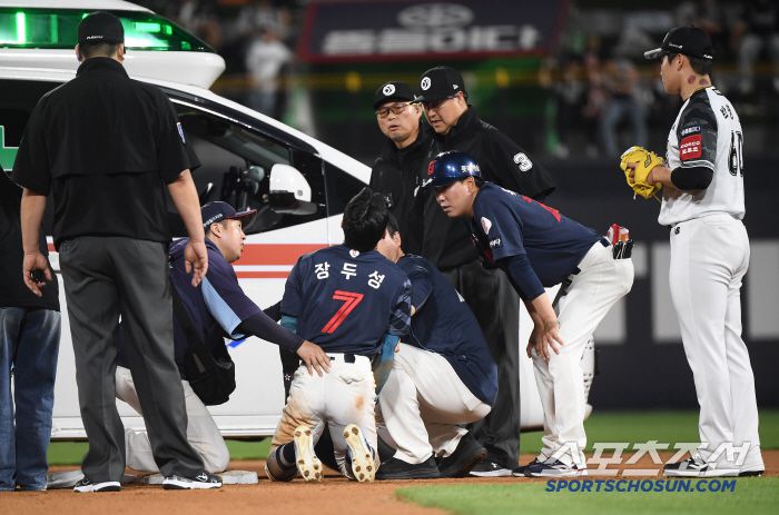 12일 수원 KT위즈파크에서 열린 롯데-KT전. 10회초 1사 1루 고승민 타석에서 1루주자 장두성이 견제구가 빠지자 2루로 진루했다. 하지만 그 상황에서 부상을 당해 구급차로 이송되고 있다. 수원=정재근 기자 cjg@sportschosun.com/2025.6.12/