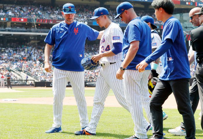 센가 고다이가 햄스트링을 다쳐 더그아웃으로 들어가고 있다. AFP연합뉴스