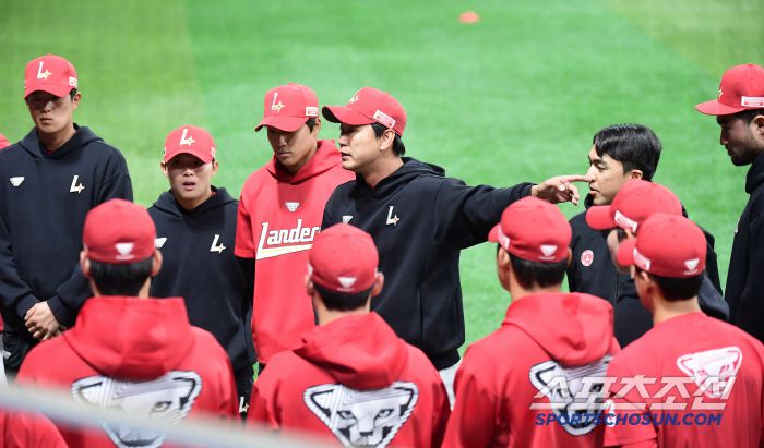 30일 고척스카이돔에서 열리는 KBO리그 키움과 SSG의 경기. 훈련을 앞두고 선수단 미팅을 갖고 있는 캡틴 김광현. 고척=송정헌 기자songs@sportschosun.com/2025.03.30/