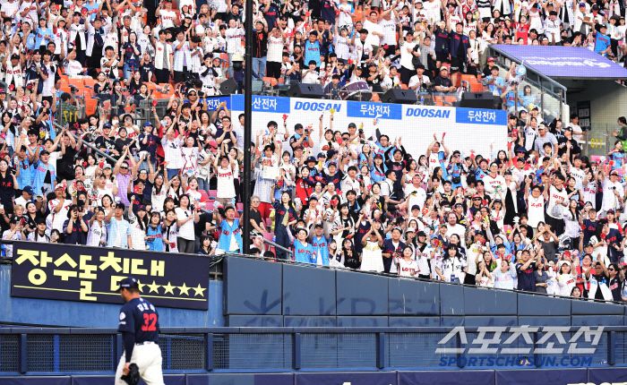 8일 잠실구장에서 열린 두산과 롯데의 경기. 7회말 마운드를 내려가는 롯데 선발 감보아에게 기립 박수를 보내고 있는 롯데 야구팬들. 잠실=송정헌 기자songs@sportschosun.com/2025.06.08/