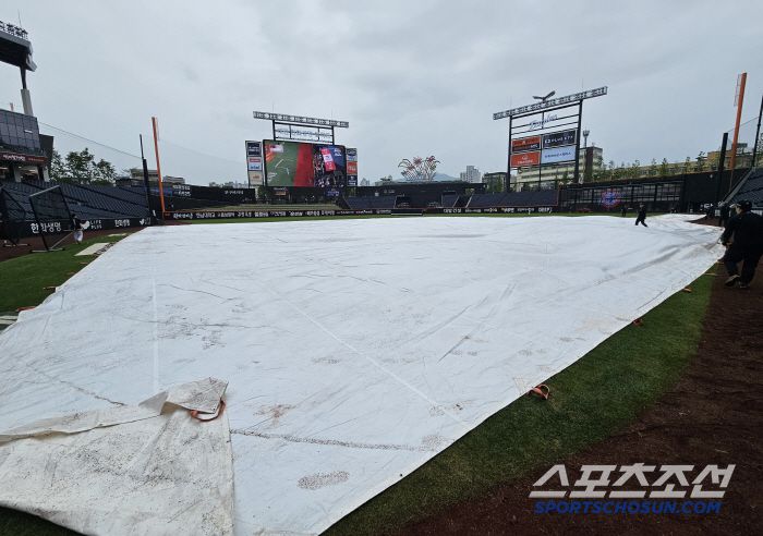 13일 대전 한화생명볼파크에서 열리는 한화와 LG의 경기. 비 내리는 날씨에 대형 방수포 깔린 한화생명 볼파크. 대전=송정헌 기자songs@sportschosun.com/2025.06.13/