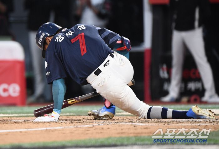 11일 수원 KT위즈파크에서 열린 롯데-KT전. 8회초 1사 만루 장두성이 박영현과 11구까지 가는 승부끝에 삼진을 당하고 있다. 수원=정재근 기자 cjg@sportschosun.com/2025.6.11/