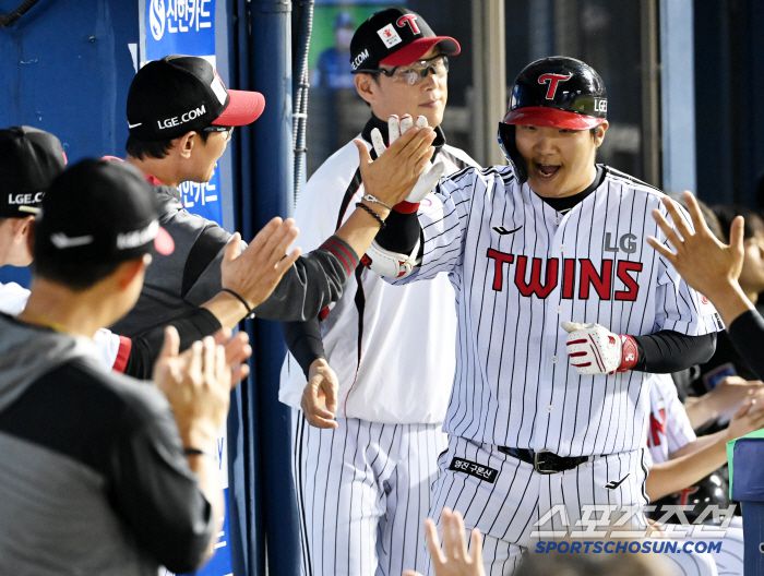 29일 잠실야구장에서 열린 한화와 LG의 경기, 6회말 LG 문보경이 동점 솔로홈런을 치고 기쁨을 나누고 있다. 잠실=허상욱 기자wook@sportschosun.com/2025.05.29/