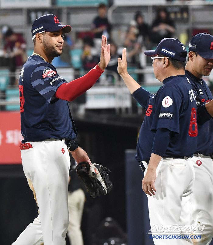 11일 수원 KT위즈파크에서 열린 롯데-KT전. 롯데가 4대3 역전승을 거뒀다. 김태형 감독이 레이예스를 맞이하고 있다. 수원=정재근 기자 cjg@sportschosun.com/2025.6.11/