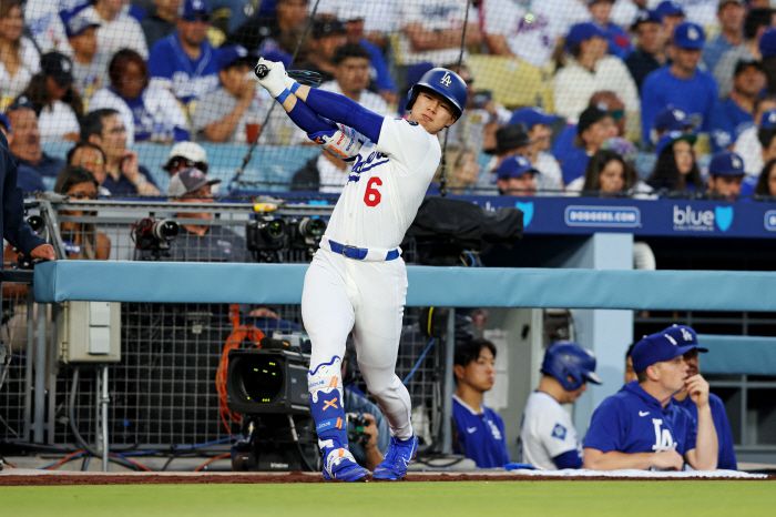 '김혜성에게 투표하라! 이미 올스타처럼 뛰고 있다'  간절히 꿈꾸면 현실이 된다. 지난 겨울 김혜성이 메이저리그 도전을 선언했을 때, 많은 이들이 '무모한 도전'이라고 생각했다. 하지만 김혜성은 해내고야 말았다. '월드시리즈 우승팀' LA다저스와 당당히 계약을 체결했고, 스프링캠프와 마이너리그를 거치더니 지난 달 초 빅리그 데뷔까지 해냈다.  또 다른 '꿈'이 현실로 다가오고 있다. 이번에는 '메이저리그 올스타전 출전'이다. 이제 더 이상 김혜성에게 '불가능'은 없다. 지금과 같은 페이스를 꾸준히 유지한다면 기적 같은 일이 현실로 나타날 수도 있다.   이미 메이저리그(MLB)에서도 김혜성의 올스타 발탁 가능성에 관해 언급하기 시작했다. 김혜성이 당당히 '올스타 장외후보 12인'에 이름을 올렸다.  <저작권자(c) 연합뉴스, 무단 전재-재배포, AI 학습 및 활용 금지>