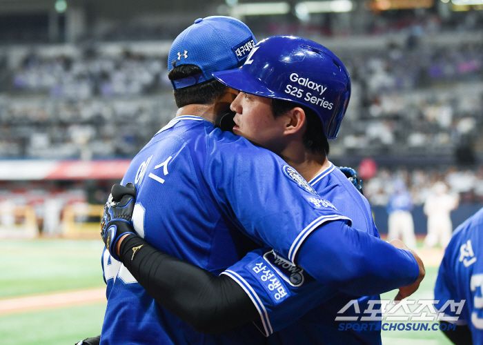 22일 서울 고척스카이돔에서 열린 삼성-키움전. 8회초 2사 2루 구자욱이 투런포를 친 후 레예스와 포옹하고 있다. 고척=정재근 기자 cjg@sportschosun.com/2025.5.22/