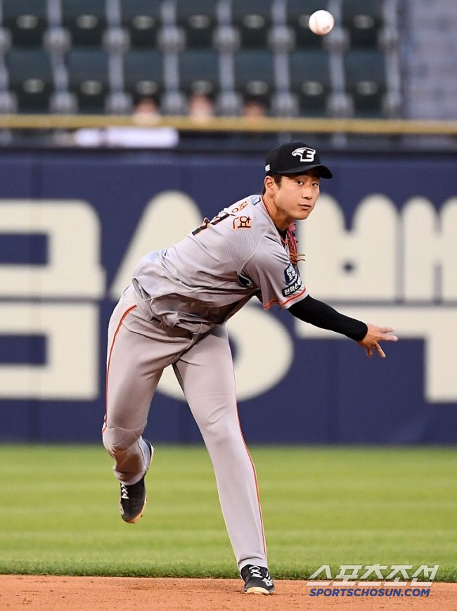 2022 KBO리그 LG 트윈스와 한화 이글스의 경기가 22일 잠실구장에서 열렸다. 3회말 1사 1,3루 LG 김현수의 타구를 한화 유격수 박정현이 잡아 1루로 송구하고 있다. 잠실=박재만 기자 pjm@sportschosun.com/2022.06.22/