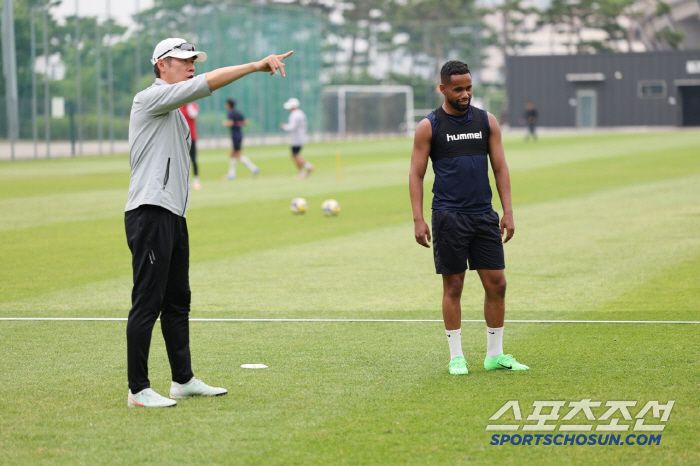 김은중 수원FC 감독이 안양전을 앞둔 전술 훈련에서 작전지시를 하는 모습. 사진제공=수원FC