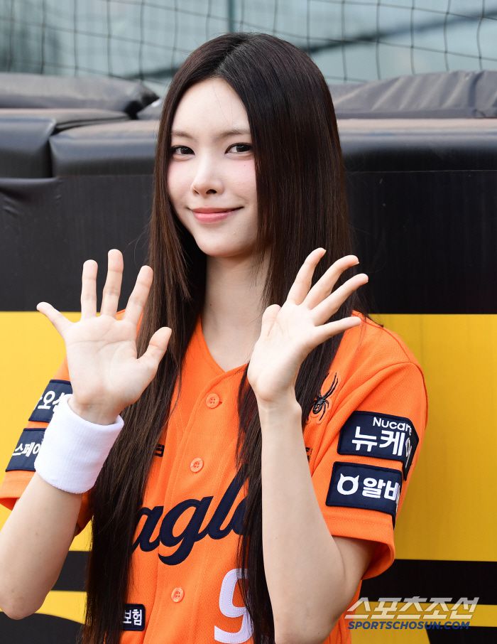 생애 첫 시구 펼친 아일릿 윤아.