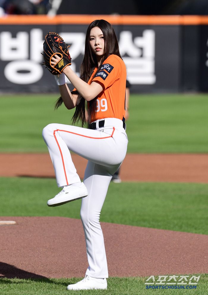 걸그룹 아일릿 윤아가 시구 행사를 펼쳤다. 힘차게 시구를 하고 있는 윤아.