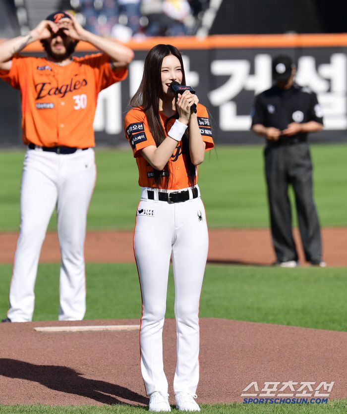 14일 대전 한화생명볼파크에서 열린 한화와 LG의 경기. 걸그룹 아일릿 윤아가 시구 행사를 펼쳤다. 팬들에게 인사를 하는 윤아. 대전=송정헌 기자songs@sportschosun.com/2025.06.14/