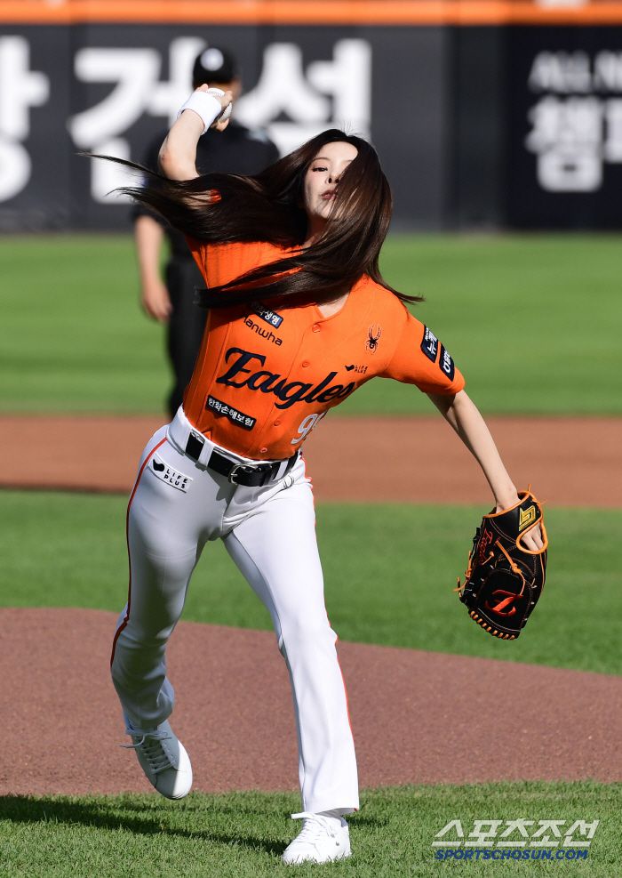 걸그룹 아일릿 윤아가 시구 행사를 펼쳤다. 힘차게 시구를 하고 있는 윤아.