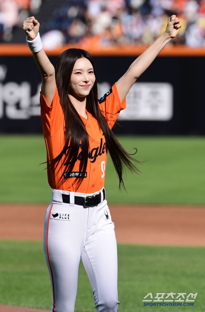 시구를 마치고 두 주먹 불끈.