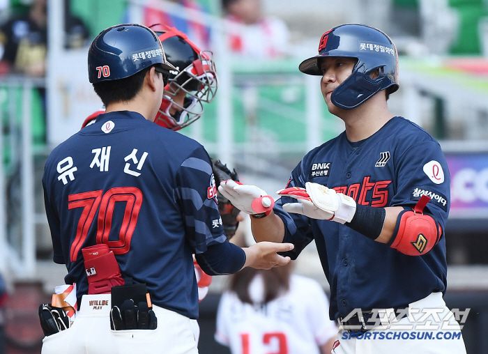 14일 인천 SSG랜더스필드에서 열린 롯데-SSG전. 2회초 무사 김민성이 솔로포를 친 후 환영받고 있다. 인천=정재근 기자 cjg@sportschosun.com/2025.6.14/