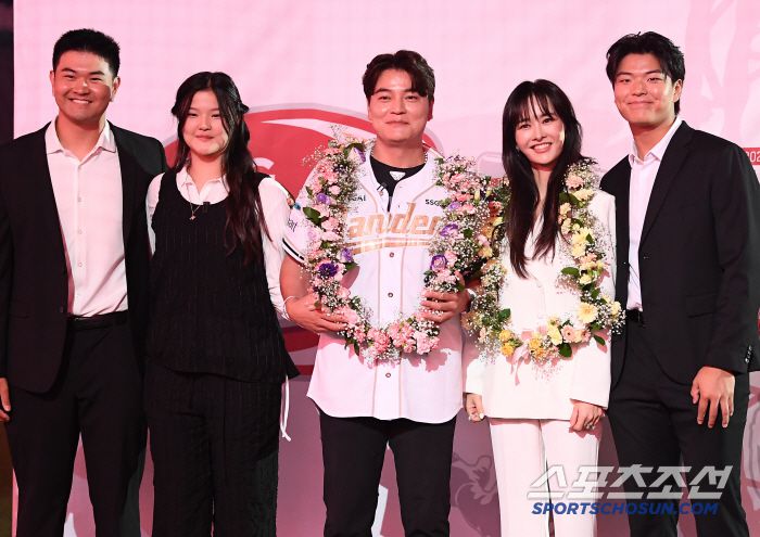 14일 인천 SSG랜더스필드에서 롯데-SSG전 종료 후 추신수의 은퇴식이 열렸다. 추신수가 가족과 함께 기념 사진을 찍고 있다. 인천=정재근 기자 cjg@sportschosun.com/2025.6.14/