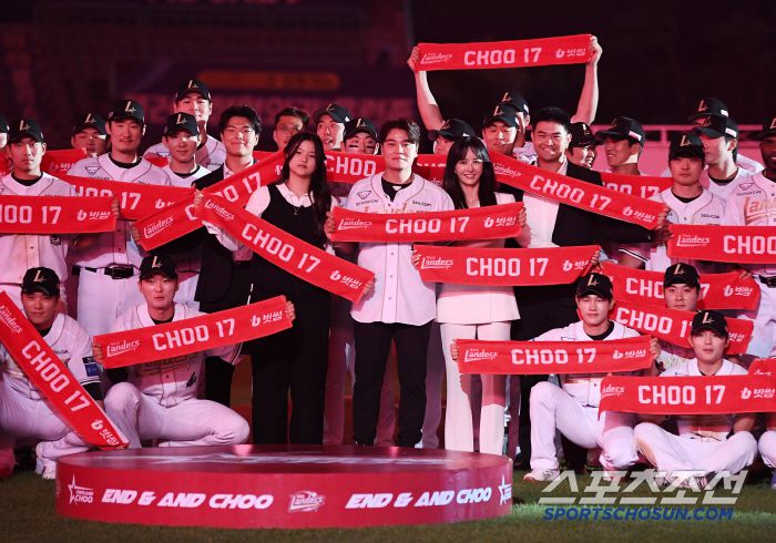 14일 인천 SSG랜더스필드에서 롯데-SSG전 종료 후 추신수의 은퇴식이 열렸다. 추신수가 가족, 선수들과 함께 기념사진을 찍고 있다. 인천=정재근 기자 cjg@sportschosun.com/2025.6.14/