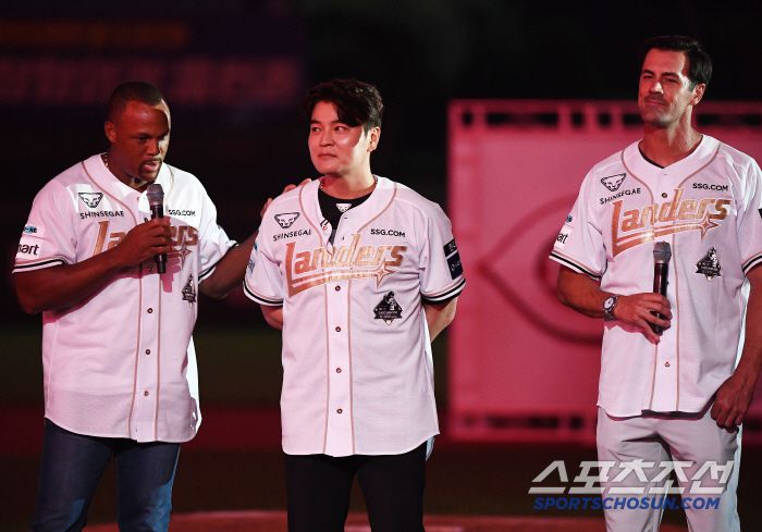 14일 인천 SSG랜더스필드에서 롯데-SSG전 종료 후 추신수의 은퇴식이 열렸다. 아드리안 벨트레와 콜 해멀스가 추신수의 은퇴식을 빛내고 있다. 인천=정재근 기자 cjg@sportschosun.com/2025.6.14/