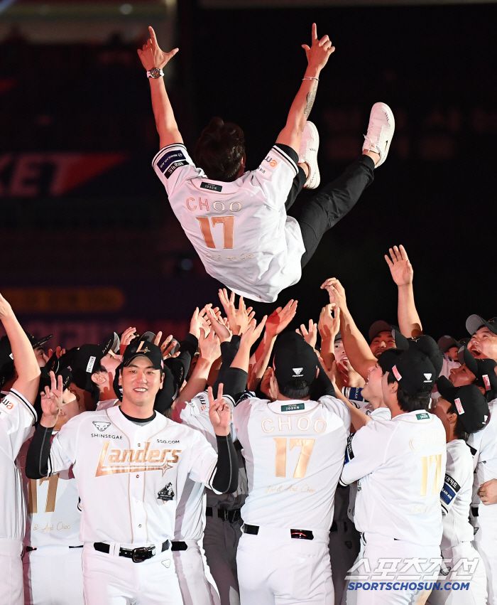 14일 인천 SSG랜더스필드에서 롯데-SSG전 종료 후 추신수의 은퇴식이 열렸다. 추신수가 그라운드를 돌아 2루에서 두 아들과 함께 포즈 취하고 있다. 인천=정재근 기자 cjg@sportschosun.com/2025.6.14/