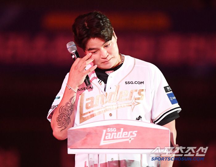 14일 인천 SSG랜더스필드에서 롯데-SSG전 종료 후 추신수의 은퇴식이 열렸다. 추신수가 은퇴 소감을 말하던 중 가족 얘기를 하며 눈시울을 글썽이고 있다. 인천=정재근 기자 cjg@sportschosun.com/2025.6.14/