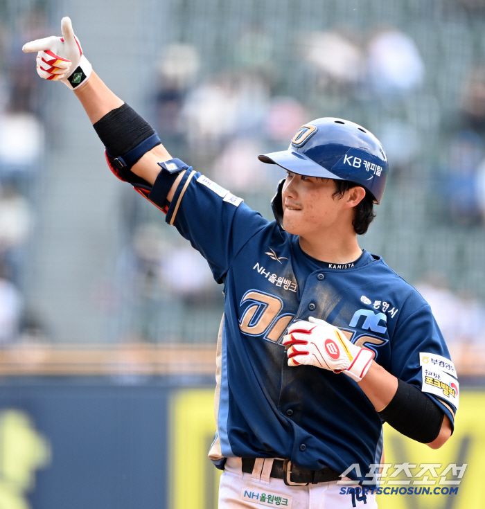 11일 잠실야구장에서 열린 NC와 두산의 더블헤더 1차전, 6회초 1사 1루 NC 최정원이 안타를 치고 환호하고 있다. 잠실=허상욱 기자wook@sportschosun.com/2025.05.11/
