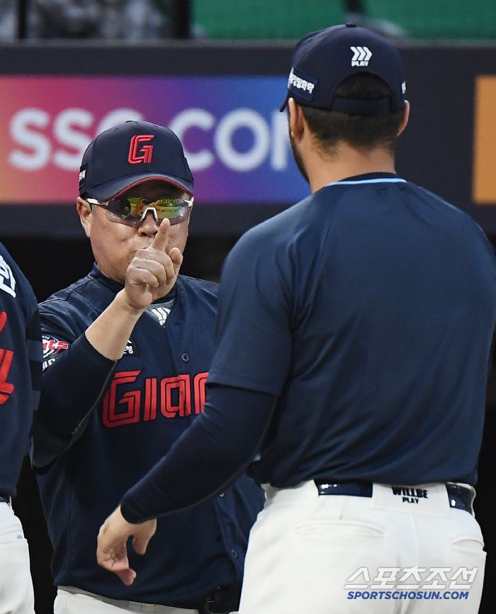 14일 인천 SSG랜더스필드에서 열린 롯데-SSG전에서 롯데가 4대2로 승리했다. 김태형 감독이 감보아를 맞이하고 있다. 인천=정재근 기자 cjg@sportschosun.com/2025.6.14/