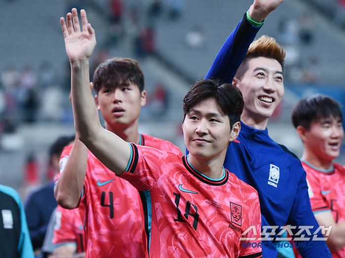 10일 서울월드컵경기장에서 열린 대한민국과 쿠웨이트의 2026년 북중미월드컵 아시아 3차예선 B조 최종전. 대한민국이 4대0 승리를 거둔 후 열린 월드컵 진출 축하행사에서 이강인과 조현우가 팬들에게 인사하고 있다. 상암=정재근 기자 cjg@sportschosun.com/2025.6.10/