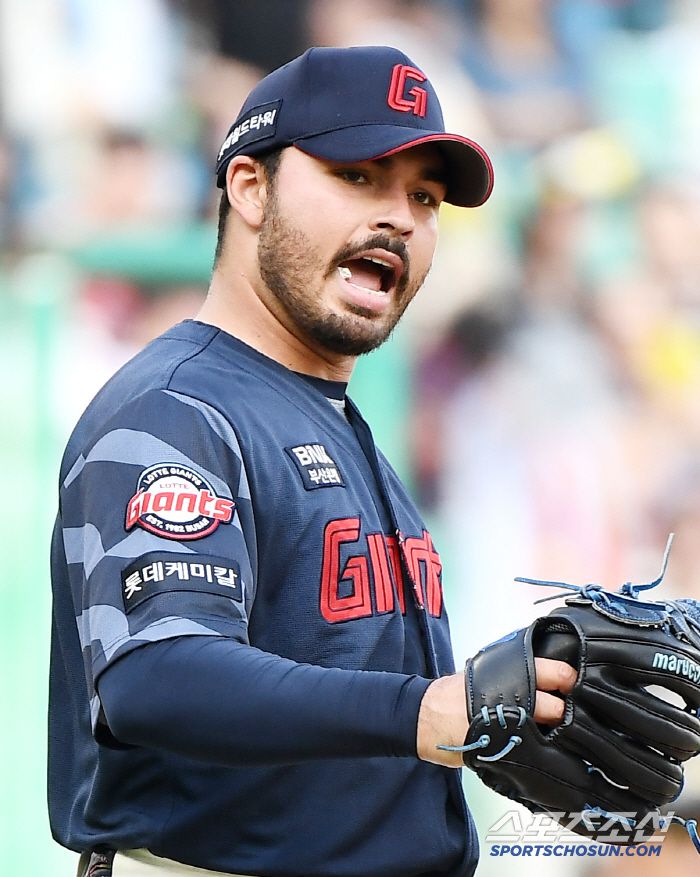 14일 인천 SSG랜더스필드에서 열린 롯데-SSG전. 감보아가 5회말 2사 후 김성욱을 3루 땅볼로 처리한 후 환호하고 있다. 인천=정재근 기자 cjg@sportschosun.com/2025.6.14/