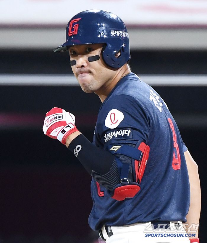 12일 수원 KT위즈파크에서 열린 롯데-KT전. 10회초 1사 만루에서 전준우가 밀어내기 볼넷을 얻어낸 후 기뻐하고 있다. 수원=정재근 기자 cjg@sportschosun.com/2025.6.12/