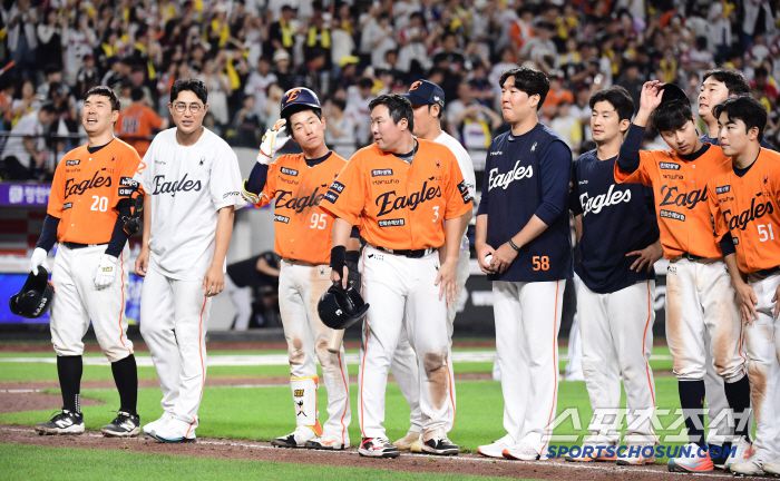 14일 대전 한화생명볼파크에서 열린 한화와 LG의 경기. 11회 연장 끝에 2대 2 무승부를 거뒀다. 경기 종료 후 팬들에게 인사하는 한화 선수들. 대전=송정헌 기자songs@sportschosun.com/2025.06.14/