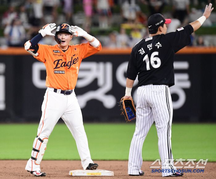 14일 대전 한화생명볼파크에서 열린 한화와 LG의 경기. 10회말 1사. 2루타 날린 한화 이도윤. 대전=송정헌 기자songs@sportschosun.com/2025.06.14/