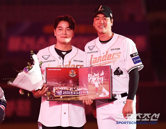 14일 인천 SSG랜더스필드에서 롯데-SSG전 종료 후 추신수의 은퇴식이 열렸다. 김광현이 기념 선물을 전달하고 있다. 인천=정재근 기자 cjg@sportschosun.com/2025.6.14/