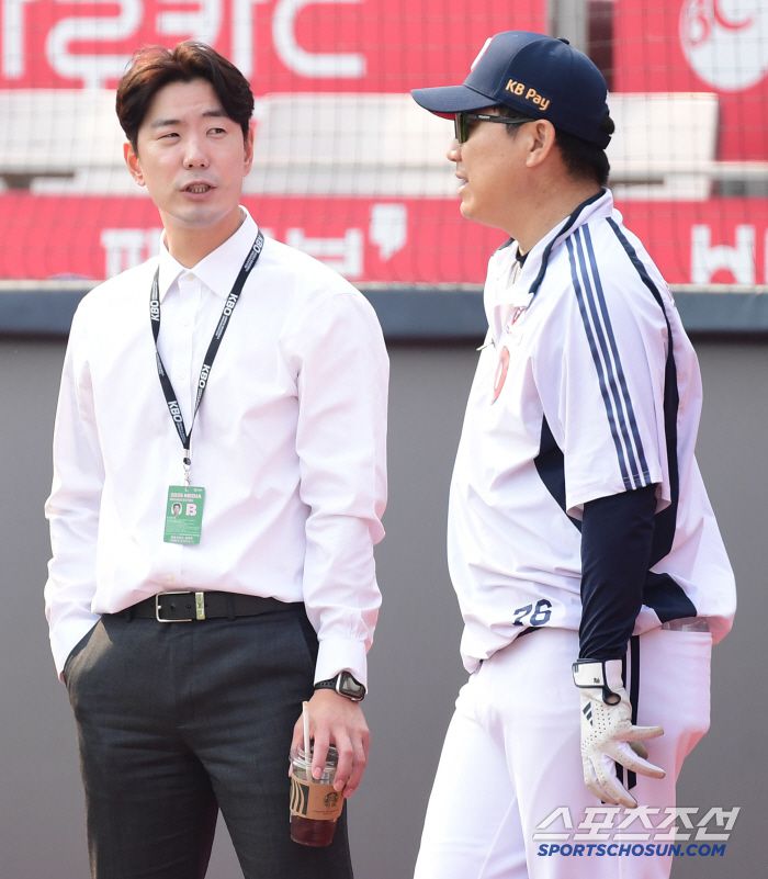 27일 수원 케이티위즈파크에서 열리는 KBO리그 KT와 두산의 경기. 두산 이영수 코치와 대화를 나누고 있는 김재호 해설위원. 수원=송정헌 기자songs@sportschosun.com/2025.05.27/