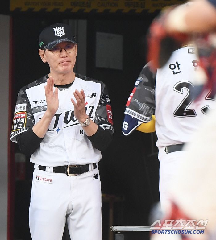 12일 수원 KT위즈파크에서 열린 롯데-KT전. 3회말 2사 1, 3루 안현민이 전 타석 투런포에 이어 스리런포를 터트렸다. 이강철 감독이 박수를 치며 안현민을 맞이하고 있다. 수원=정재근 기자 cjg@sportschosun.com/2025.6.12/