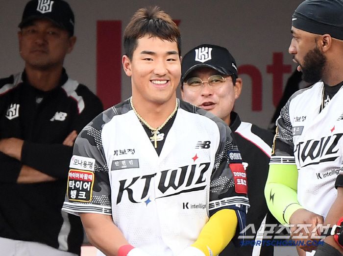 12일 수원 KT위즈파크에서 열린 롯데-KT전. 3회말 2사 1, 3루 안현민이 전 타석 투런포에 이어 스리런포를 터트렸다. 이종범 코치가 활짝 웃고 있다. 수원=정재근 기자 cjg@sportschosun.com/2025.6.12/