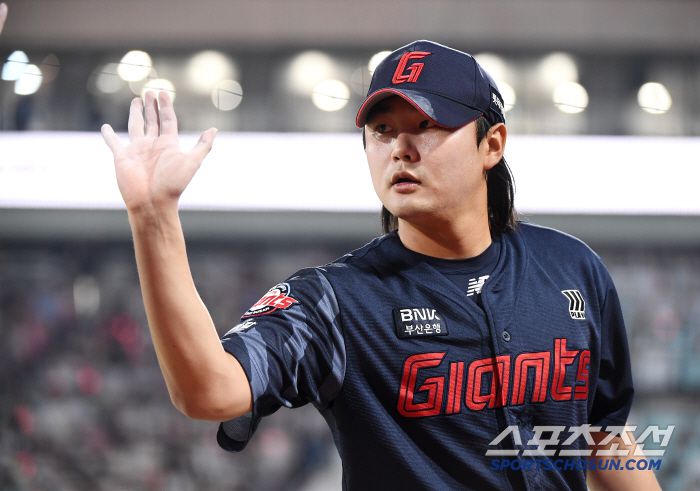 12일 수원 KT위즈파크에서 열린 롯데-KT전. 정철원이 6회 실점 위기를 넘긴 후 하이파이브하고 있다. 수원=정재근 기자 cjg@sportschosun.com/2025.6.12/