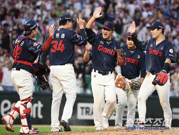 14일 인천 SSG랜더스필드에서 열린 롯데-SSG전에서 롯데가 4대2로 승리했다. 김민성, 김원중 등 선수들이 하이파이브하고 있다. 인천=정재근 기자 cjg@sportschosun.com/2025.6.14/