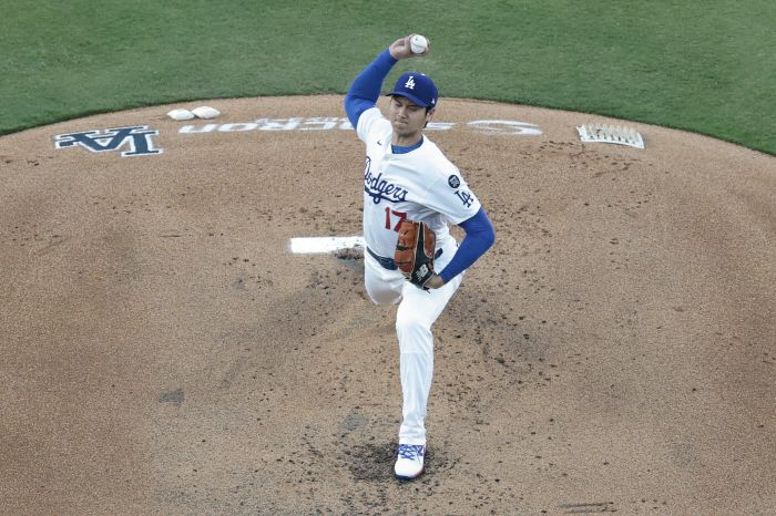 오타니가 힘차게 공을 뿌리고 있다. AFP연합뉴스  LOS ANGELES, CALIFORNIA - JUNE 16: Shohei Ohtani #17