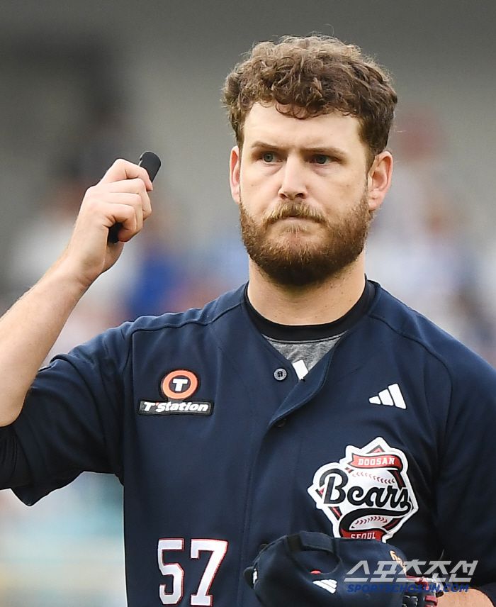 17일 대구 라이온즈파크에서 열린 두산-삼성전. 선발투수 두산 콜어빈이 1회 투구 도중 피치컴 오류를 확인하고 있다. 대구=정재근 기자 cjg@sportschosun.com/2025.6.17/