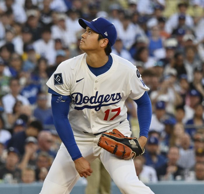 LA 다저스 오타니 쇼헤이가 17일(한국시각) 다저스타디움에서 열린 샌디에이고 파드리스전에 선발등판해 1회초 높이 뜬 타구를 바라보고 있다. UPI연합뉴스