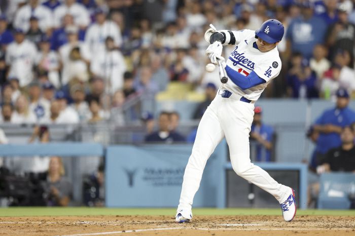 오타니가 4회말 적시타를 터뜨리고 있다. EPA연합뉴스