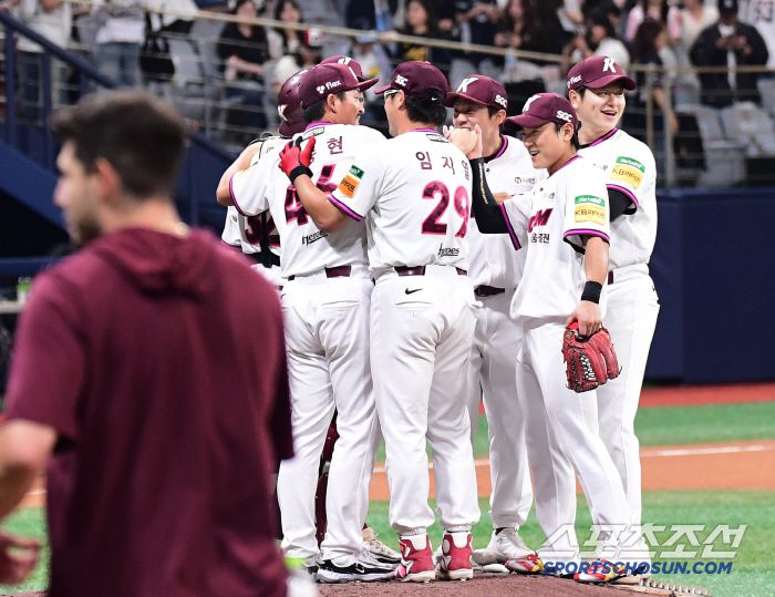 1일 고척돔에서 열린 KBO리그 키움과 두산의 경기. 키움이 두산에 1대 0으로 승리했다. 경기 종료 후 승리의 기쁨을 나누고 있는 키움 선수들. 고척=송정헌 기자songs@sportschosun.com/2025.06.01/